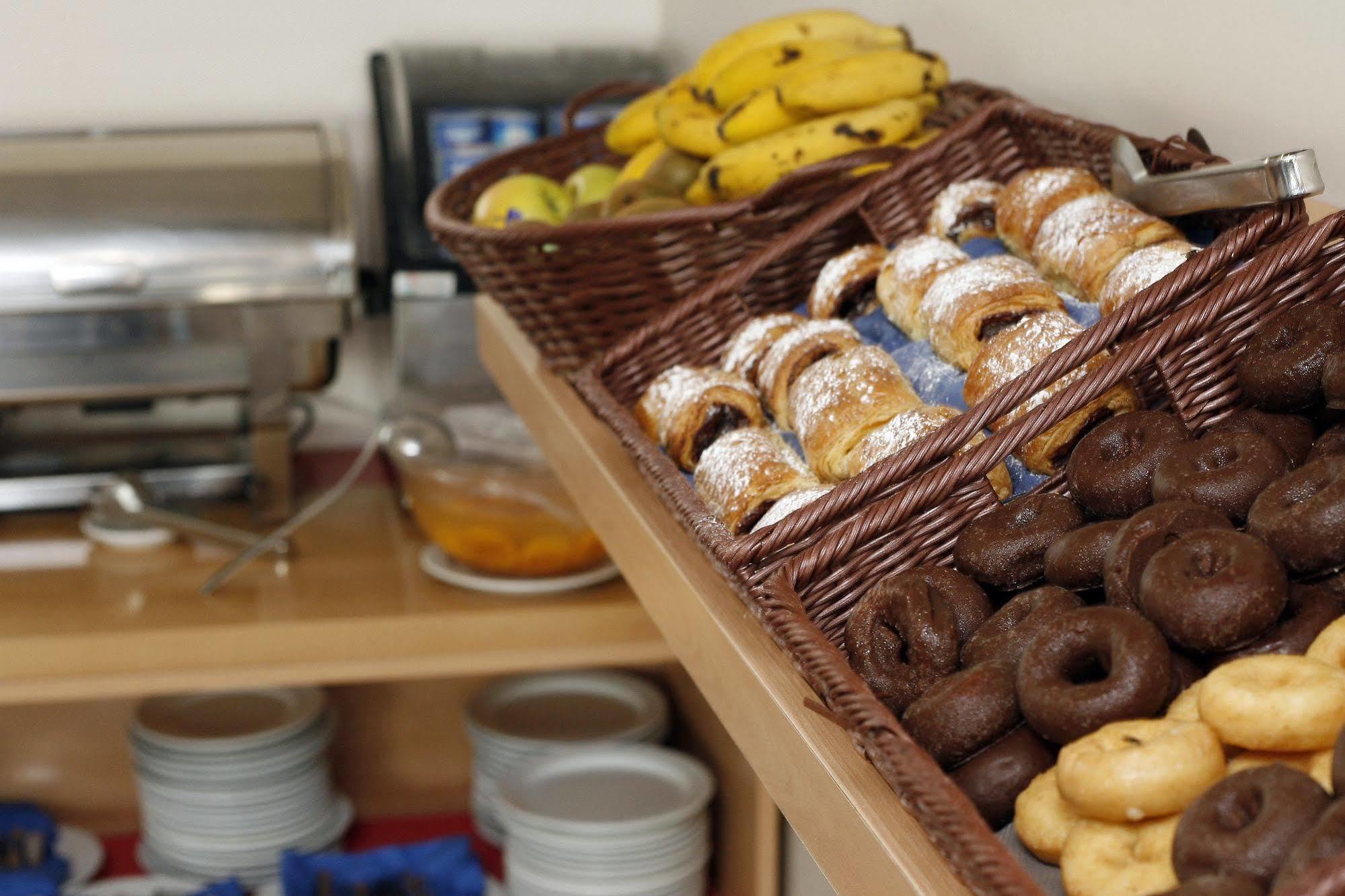 Travelodge Barcelona Fira L'Hospitalet de Llobregat Luaran gambar